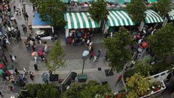 <b>AGUACEROS. </b>Las pistas cubiertas por lonas, los espectadores callejeando: jueves caótico en París.