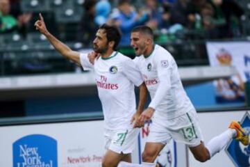 2-1. Raúl González celebró el tanto de la victoria con Sebastian Guenzatti.