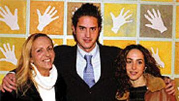 <b>EN FAMILIA</b>. Álex Pérez con su madre y su hermana.