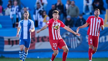 Gismera controla un balón frente al Alcoyano.