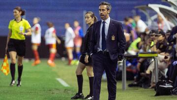 Vilda, dirigiendo a la selección española.