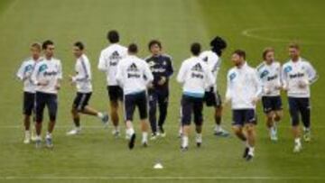 Los jugadores del Real Madrid, junto a Mourinho en un entrenamiento.