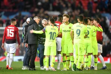 Ole Gunnar Solskjaer y Leo Messi tras terminar el partido.