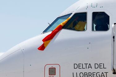 Una bandera española cuelga de la cabina de los pilotos del avión que los ha traído a España desde Alemania. 
 