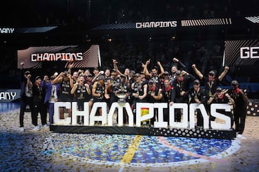 La selección de Alemania campeona de Europa tras derrotar a Turquía 83-88.