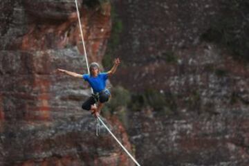 El slackline es un deporte extremo de equilibrio en el que se usa una cinta (normalmente elástica) que se engancha entre dos puntos fijos y se tensa. No se usa ninguna herramienta para ayudar a mantener el equilibrio. Se pueden realizar saltos, movimientos dinámicos, posturas de yoga incluso acrobacias. 