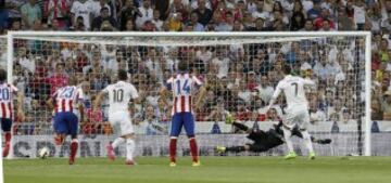 El delantero portugués Cristiano Ronaldo (d), del Real Madrid, consigue de penalti el primer gol merengue, durante el partido de la tercera jornada de Liga de Primera División que Real Madrid y Atlético de Madrid disputan esta tarde en el estadio Santiago Bernabéu, en Madrid.