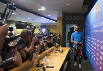 La presentación de Arda Turan en imágenes