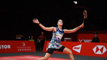 La jugadora española de bádminton Carolina Marín devuelve una bola durante su partido ante Han Yue en las BWF World Tour Finals de Hangzhou.