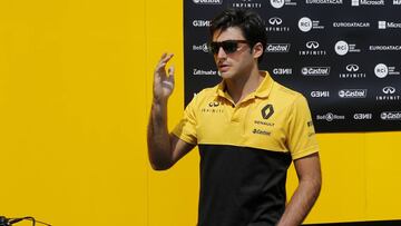 CMX06. CIUDAD DE M&Eacute;XICO (M&Eacute;XICO), 26/10/2017.- El espa&ntilde;ol Carlos Sainz, de la escuder&iacute;a Renault, habla ante los medios de comunicaci&oacute;n hoy, jueves 26 de octubre de 2017, previo al Gran Premio de M&eacute;xico que se celebrara el pr&oacute;ximo domingo en el Aut&oacute;dromo Hermanos Rodr&iacute;guez, en Ciudad de M&eacute;xico (M&eacute;xico). EFE/Ulises Ruiz Basurto
 