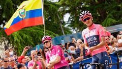 Recopilación de las mejores imágenes de la vigésima etapa del Giro de Italia 2022 con un recorrido de 167 km entre las localidades de Belluno y Marmolada-Passo Fedaia. En la foto, Richard Carapaz y Arnaud Demare, antes del inicio de etapa.