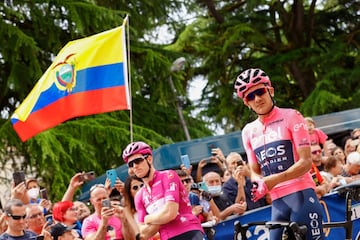 Recopilación de las mejores imágenes de la vigésima etapa del Giro de Italia 2022 con un recorrido de 167 km entre las localidades de Belluno y Marmolada-Passo Fedaia. En la foto, Richard Carapaz y Arnaud Demare, antes del inicio de etapa.