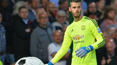 David de Gea poses with Man United's new away kit 16/17