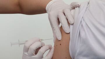 Tokyo (Japan), 18/06/2021.- A man receives a jab of COVID-19 vaccine at the Tokyo Metropolitan Government office in Tokyo, Japan, 18 June 2021, as vaccinations for the persons involved in the Tokyo 2020 Olympic Games have started. (Jap&oacute;n, Tokio) EF