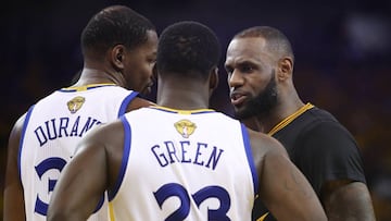 Kevin Durant, Draymond Green y LeBron James, durante el quinto y &uacute;ltimo partido de las Finales. 