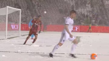 Luis Silva lanz&oacute; una bola de nieve a su rival en el Real Salt Lake vs Vancouver Whitecaps.