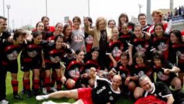 <b>LAS MEJORES. </b>El Rayo femenino posa sobre el césped de Sant Adrià.