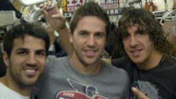 El capitán del Barcelona colgó una foto en su cuenta en 'Twitter' de su paseo por el metro de Tokio junto a Cesc y Fontàs.