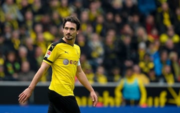 Formado en las categorías inferiores del Bayern, Hummels es, como Götze, otro de los casos de futbolistas que han bailado entre estos dos equipos rivales. Llegó a Dortmund con 18 años y ahí se formó como uno de los grandes centrales de Europa. Tras 9 años en el club y cinco títulos en su haber, volvió a su club de origen a cambio de 38 millones de euros. Su marcha fue especialmente dolorosa para la afición, pues además de ser el capitán del equipo, había criticado el hecho de cambiar al equipo rival de Götze y Lewandowski.