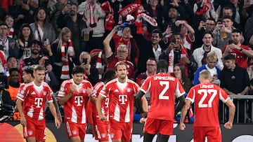 Soccer Football - UEFA Champions League - Bayern Munich v Chelsea - Allianz Arena, Munich, Germany - September 17, 2025 Bayern Munich's Harry Kane celebrates scoring their third goal with teammates REUTERS/Angelika Warmuth