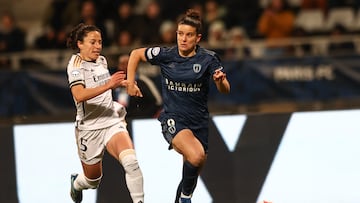 Paris (France), 14/12/2023.- Mathilde Bourdieu (C) of Paris FC in action against Olga Carmona of Real Madrid during the UEFA Women's Champions League group D soccer match between Paris FC vs Real Madrid at the Stade Charlety in Paris, France, 14 December 2023. (Liga de Campeones, Francia) EFE/EPA/MOHAMMED BADRA