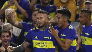 Boca Juniors' forward Dario Benedetto (L) celebrates with teammates midfielder Guillermo Fernandez (C) and Colombian forward Sebastian Villa after scoring a goal against Colon during their Argentine Professional Football League match at La Bombonera stadium in Buenos Aires, on February 13, 2022. (Photo by ALEJANDRO PAGNI / AFP)