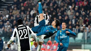 Real Madrid's Portuguese forward Cristiano Ronaldo (C) overhead kicks and scores during the UEFA Champions League quarter-final first leg football match between Juventus and Real Madrid at the Allianz Stadium in Turin on April 3, 2018. (Photo by Alberto PIZZOLI / AFP)