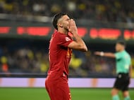 VILLARREAL (CASTELLÓN), 22/02/2026.- El defensa del Valencia Copete se lamenta de una ocasión fallada durante el encuentro correspondiente a la jornada 25 de Laliga EA Sports que disputan Villarreal CF y Valencia CF este domingo en el estadio de La Cerámica de Villarreal. EFE/ Andreu Esteban