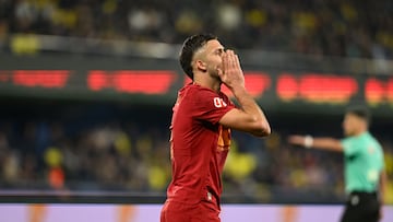 VILLARREAL (CASTELLÓN), 22/02/2026.- El defensa del Valencia Copete se lamenta de una ocasión fallada durante el encuentro correspondiente a la jornada 25 de Laliga EA Sports que disputan Villarreal CF y Valencia CF este domingo en el estadio de La Cerámica de Villarreal. EFE/ Andreu Esteban