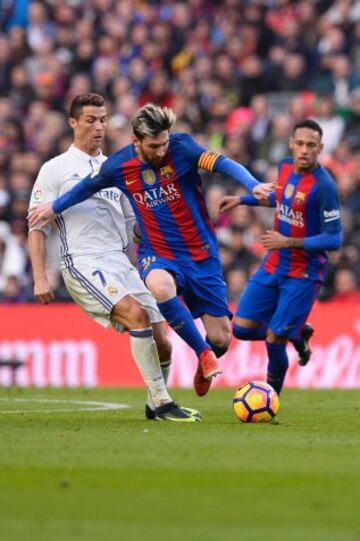 Messi ante Cristiano durante El Clásico de diciembre de 2016. 