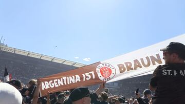 Bandera de los hinchas argentinos del St. Pauli celebrando el ascenso. Foto: Piratas del Sur.