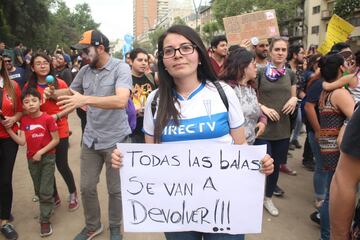 Hinchas de distintos clubes llegaron hasta Plaza Italia para ser parte de la manifestación más masiva. Hasta los archirrivales se tomaron fotografías juntos.