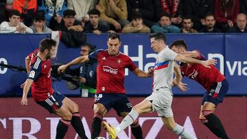 Robert Lewandowski con Unai García y Jon Moncayola.