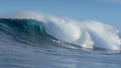 ¡Surf en olas gigantes que rompen 166 kilómetros mar adentro!