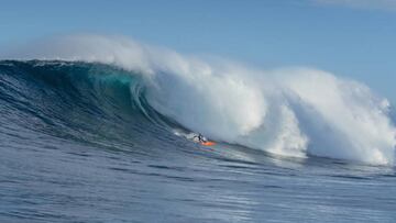 Alex Gray surfeando las olas gigantes de Cortes Banks en el Pacífico.