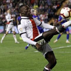 El Rayo oficializa a Advíncula, que firma hasta 2022