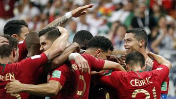 Los jugadores de Portugal felicitan a Ricardo Quaresma por su gol ante Irán.