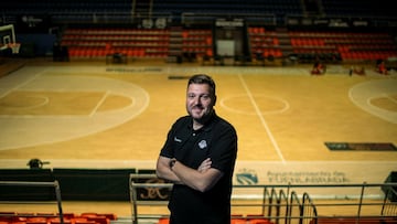 Toni Ten, entrenador del Baloncesto Fuenlabrada, posa para AS en el Fernando Martín.