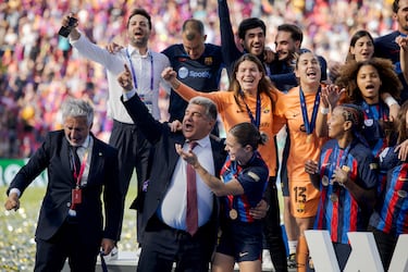 Joan Laporta celebra, con las jugadoras del Barcelona, el título de campeonas de Europa en la final que el equipo catalán ganó en Eindhoven al Wolfsburgo.