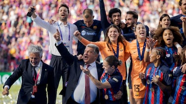 Joan Laporta celebra una de las Champions femeninas conquistadas por el Barça.