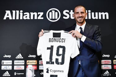 El defensa nacido en Viterbo regresó a la Juventus en agosto de 2018, solo un año después de marcharse al Milan. La operación, valorada en unos 35 millones de euros, supuso un intercambio directo por Mattia Caldara, devolviendo al líder defensivo a su hábitat natural. Bonucci retomó su rol como jefe de la zaga bianconera, levantando nuevos títulos de Serie A y reafirmando su liderazgo tanto en el vestuario como en la selección italiana, con la que conquistó la Eurocopa 2020. Su segunda etapa en Turín consolidó su legado como uno de los centrales más determinantes de la historia de la Juve.

