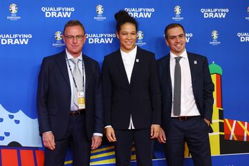 Philipp Lahm, director del torneo Euro 2024, con el entrenador de Austria Ralf Rangnick y la embajadora de Euro 2024 Celia Sasic antes del sorteo.