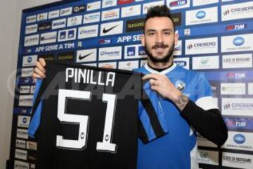 Mauricio Pinilla presentado en Atalanta, donde será compañero de Carlos Carmona.