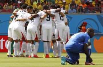 El once inicial de Costa Rica al comienzo del partido Italia-Costa Rica, del Grupo D del Mundial de Fútbol de Brasil 2014, que se disputa en el Arena Pernambuco de Recife