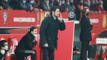 Lolo Escobar da instrucciones durante el partido.