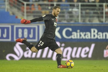 Oblak sacando de puerta en la visita del Atlético a Ipurua.