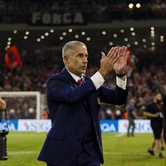 Campeón en el Barça y héroe en Albania: el nuevo milagro de Sylvinho