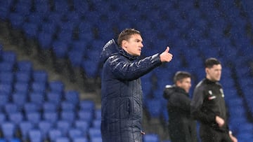 Jon Ansotegi sigue de cerca el partido de los suyos en Anoeta en el duelo que les midió al Málaga.