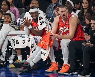 Shai Gilgeous-Alexanderjunto a Nikola Jokic en el banquillo del All-Star 2025.