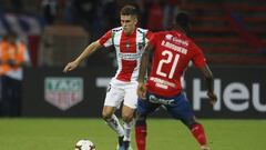 Dairon Mosquera marcando a un rival en el partido entre Medell&iacute;n y Palestino en el Atanasio Girardot por la vuelta de la fase II de Copa Libertadores 2019.